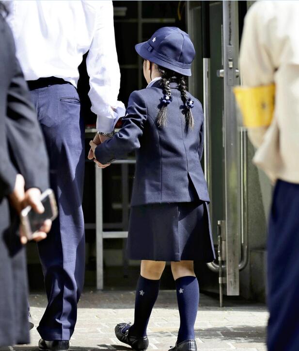 日本一小学学生穿阿玛尼校服入学1