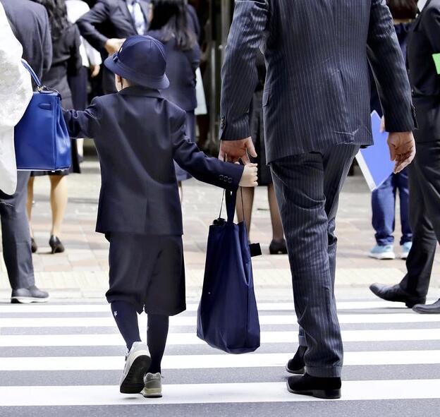 日本一小学学生穿阿玛尼校服入学2