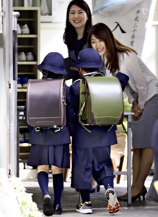 日本一小学学生穿阿玛尼校服入学3